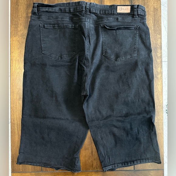 Capri’s - Picture 2 of 4